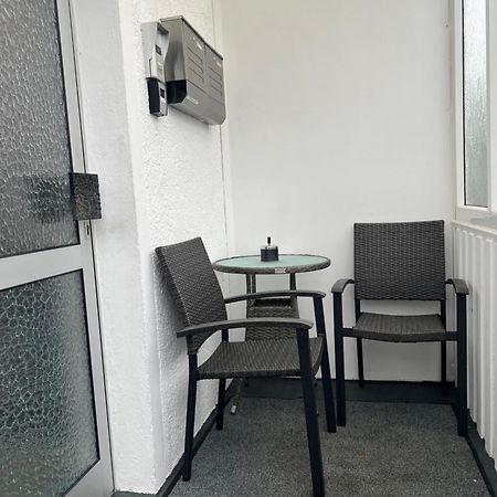 Moderne Helle 2,5 Zimmer Wohnung Mit Grossem Bad Und Kueche In Тросинген Екстериор снимка