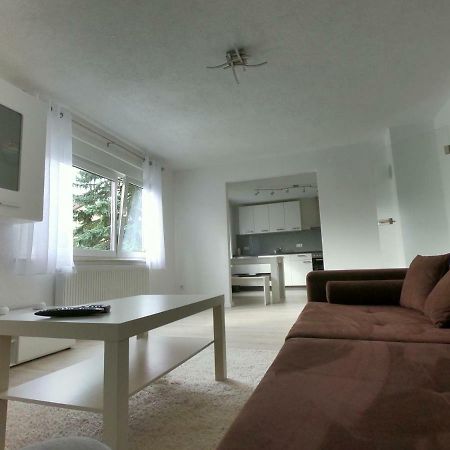 Moderne Helle 2,5 Zimmer Wohnung Mit Grossem Bad Und Kueche In Тросинген Екстериор снимка