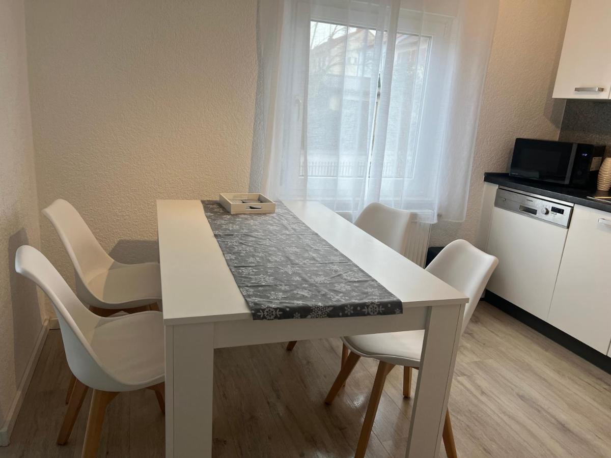 Moderne Helle 2,5 Zimmer Wohnung Mit Grossem Bad Und Kueche In Тросинген Екстериор снимка