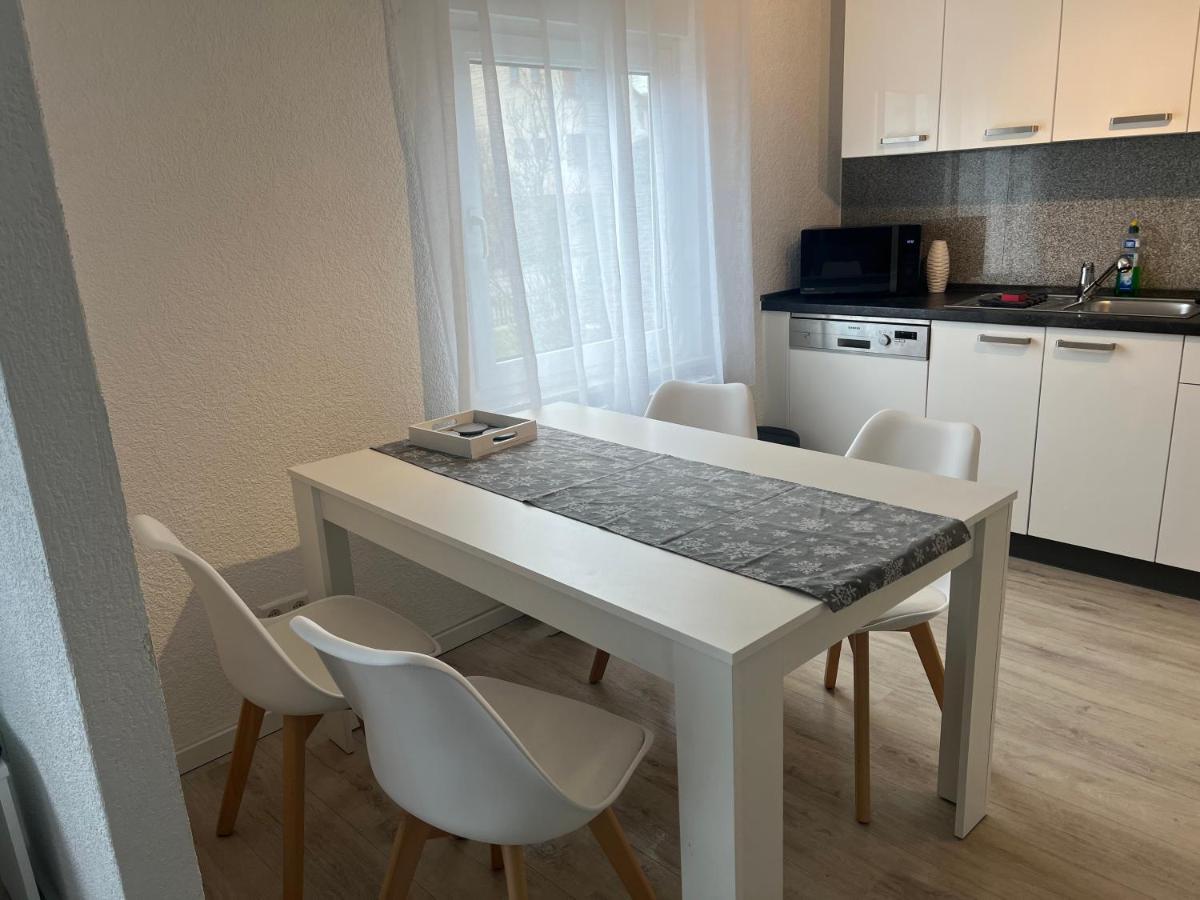 Moderne Helle 2,5 Zimmer Wohnung Mit Grossem Bad Und Kueche In Тросинген Екстериор снимка