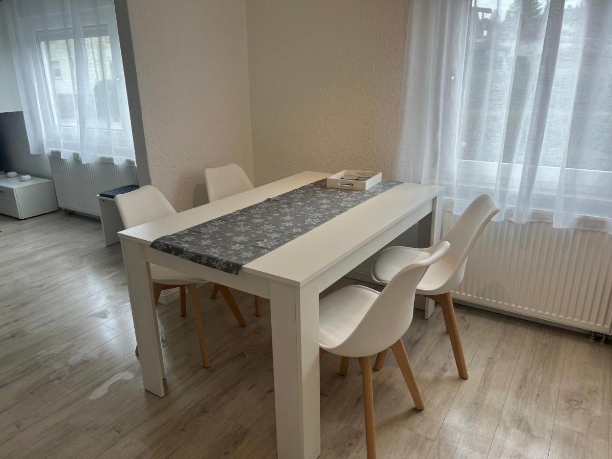 Moderne Helle 2,5 Zimmer Wohnung Mit Grossem Bad Und Kueche In Тросинген Екстериор снимка