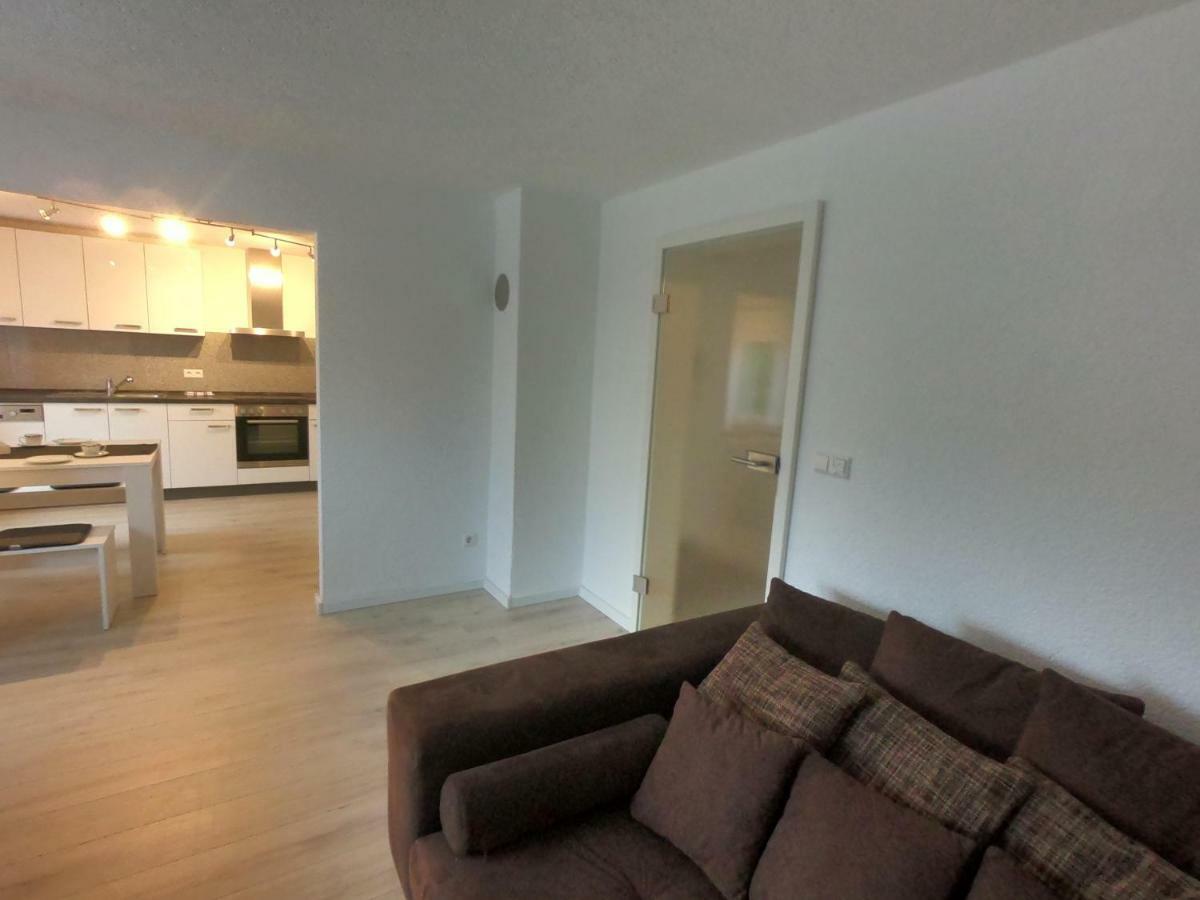 Moderne Helle 2,5 Zimmer Wohnung Mit Grossem Bad Und Kueche In Тросинген Екстериор снимка