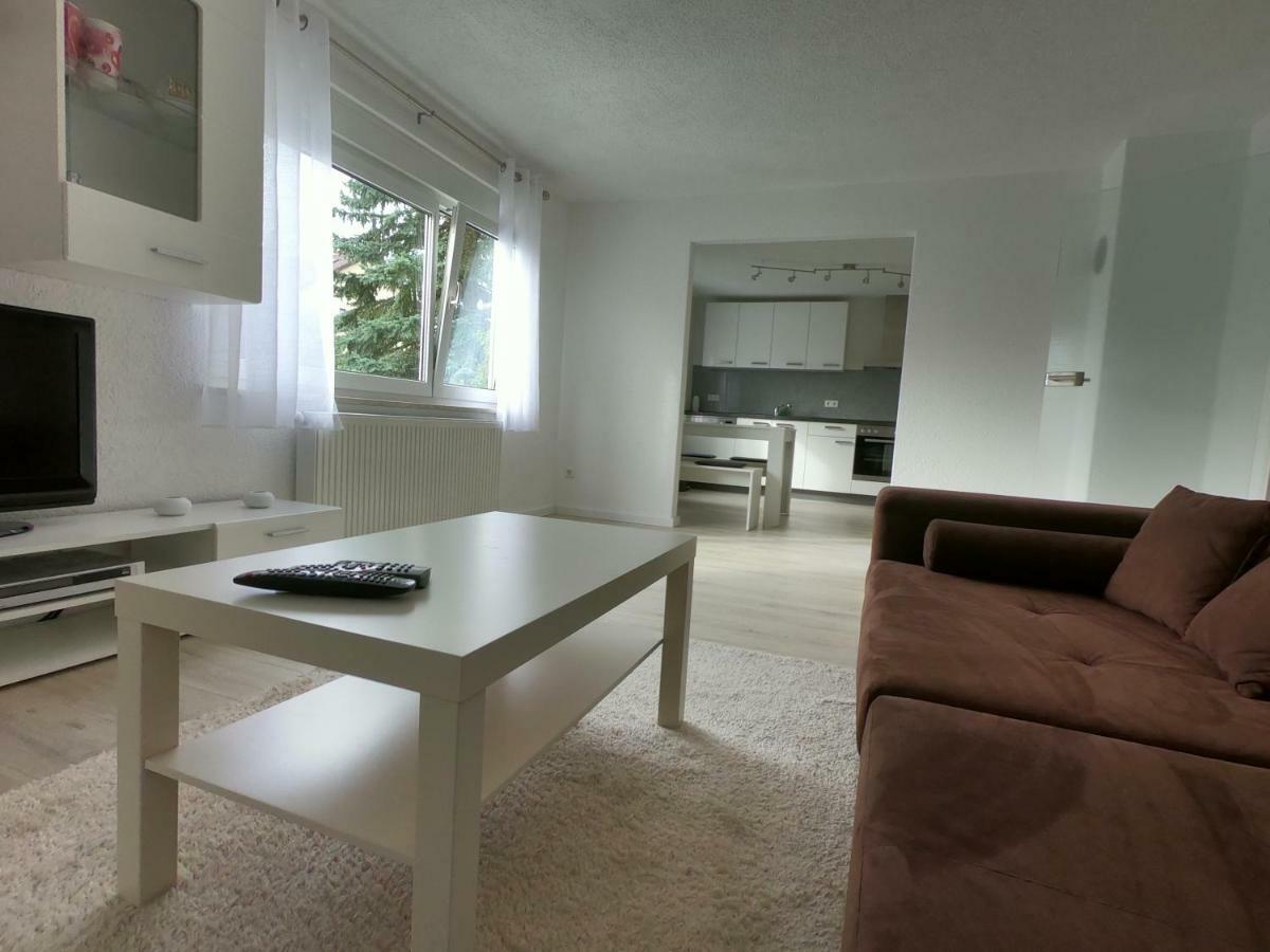 Moderne Helle 2,5 Zimmer Wohnung Mit Grossem Bad Und Kueche In Тросинген Екстериор снимка