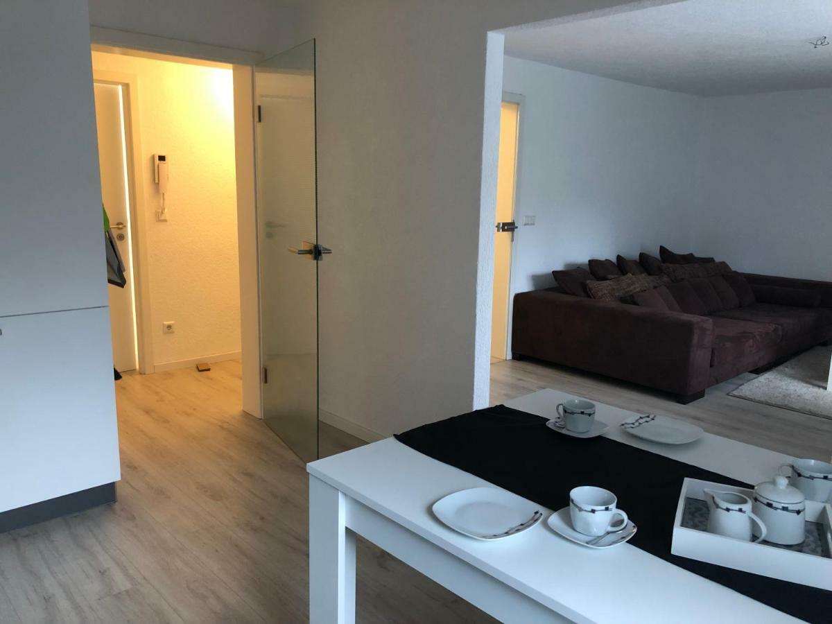 Moderne Helle 2,5 Zimmer Wohnung Mit Grossem Bad Und Kueche In Тросинген Екстериор снимка