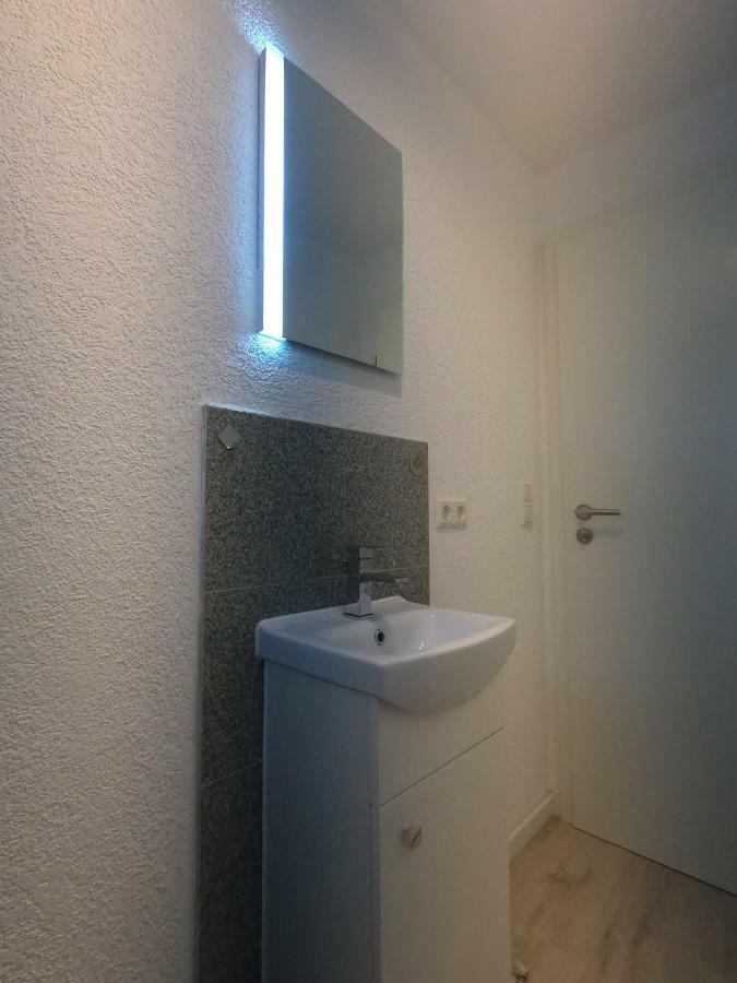 Moderne Helle 2,5 Zimmer Wohnung Mit Grossem Bad Und Kueche In Тросинген Екстериор снимка